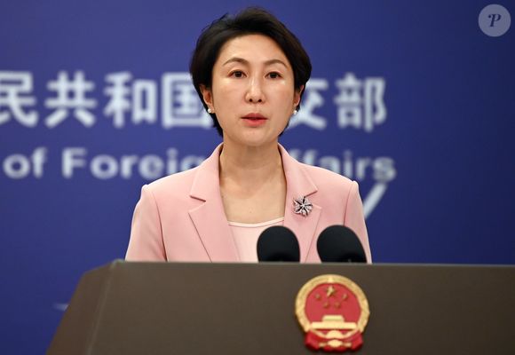 Porta-voz do governo chinês, Mao Ning, critica a política tarifária dos EUA e compara crise atual à Grande Depressão.