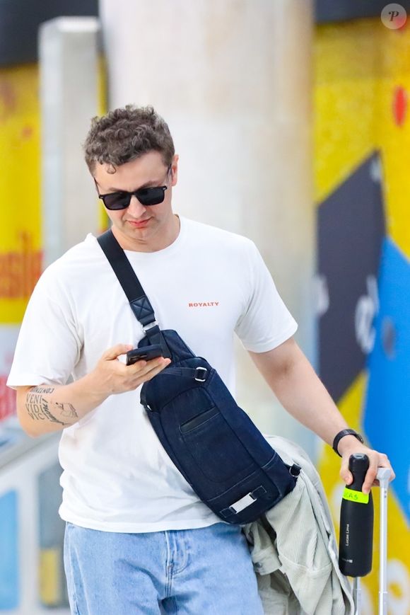 Lucas Lima e o filho, Theo, tiveram domingo juntos, com almoço, musical no teatro e mais