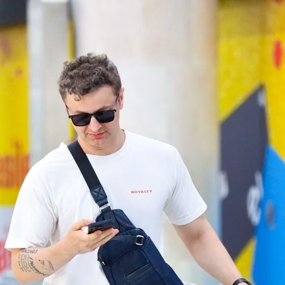 Lucas Lima e o filho, Theo, tiveram domingo juntos, com almoço, musical no teatro e mais