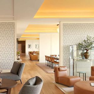 Enquanto você reserva um Airbnb, eles reservam um Bvlgari Hotel com diária de R$ 38 mil. Nada mal, né?