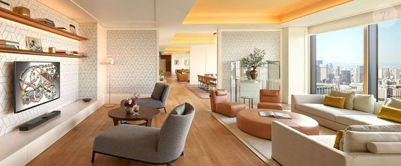 Enquanto você reserva um Airbnb, eles reservam um Bvlgari Hotel com diária de R$ 38 mil. Nada mal, né?