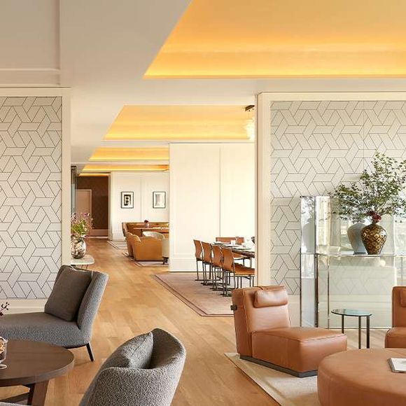 Enquanto você reserva um Airbnb, eles reservam um Bvlgari Hotel com diária de R$ 38 mil. Nada mal, né?