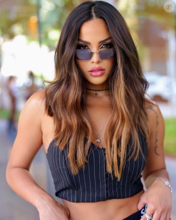 Com a troca de método, em apenas um ano, ela viu a transformação e seus cabelos crescerem fortes e saudáveis, fazendo com que ela escolha usar ou não o mega, sem afetar na sua autoestima.