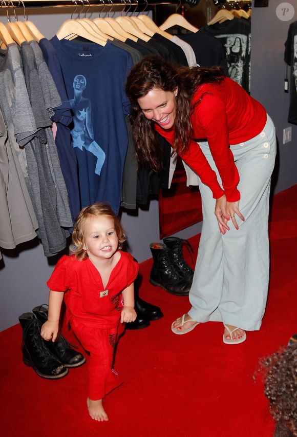 Ione Skye se tornou mãe em 2008, fruto do casamento com o músico australiano Ben Lee