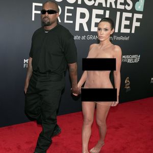 Modelo e mulher de Kanye West, Bianca Censori protagonizou uma cena polêmica ao surgir 'nua' no red carpert do Grammy 2025.