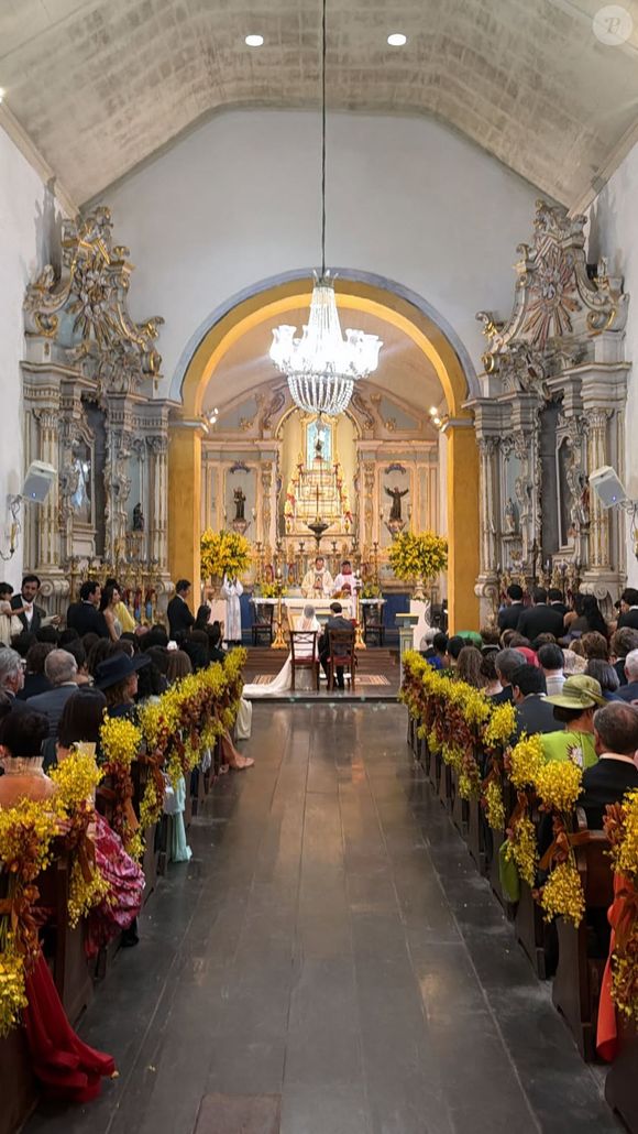 Theresa Fonseca e o marido oficializaram a cerimônia na Igreja Nossa Senhora do Rosário e São Benedito, em Paraty, no Rio de Janeiro