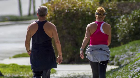 Os treinadores concordam: 'Se você quer perder peso, caminhe de 30 a 60 minutos por dia, cerca de 10.000 passos diários, e acima de tudo, seja consistente e treine de 4 a 5 dias por semana'