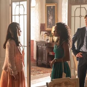 Resumo da novela 'Garota do Momento': Bia salva Beatriz de Juliano e a leva até o hospital.