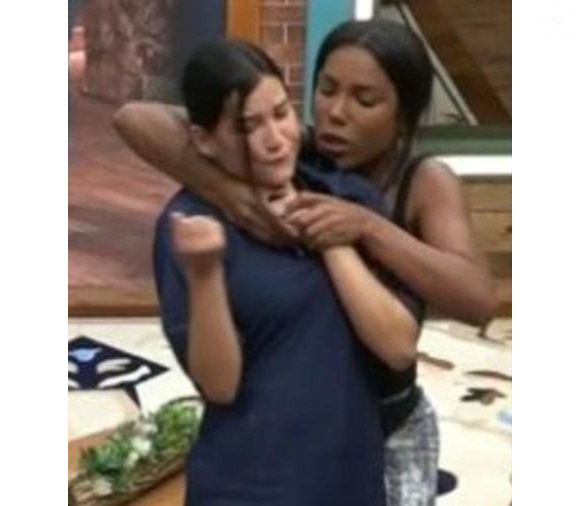 A Fazenda 17: Carol Lekker foi expulsa após dar um ‘mata-leão’ em Duda Wendling