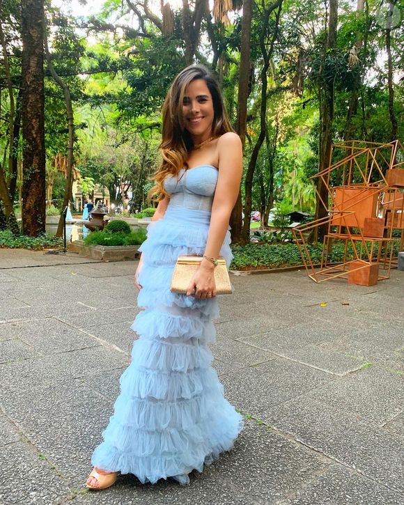 Vestido de festa longo azul: com babados e sem alças, esse modelo vai conquistar as mais românticas