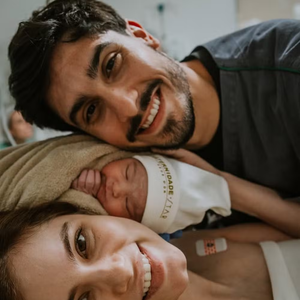 Ex-'Malhação', Bruna Hamú exibe rostinho da 3ª filha, Alina