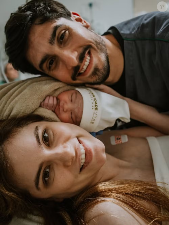 Ex-'Malhação', Bruna Hamú exibe rostinho da 3ª filha, Alina