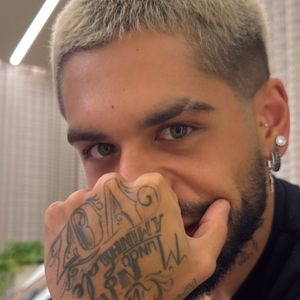 Zé Felipe ganhou da esposa Virginia Fonseca um relógio de luxo.