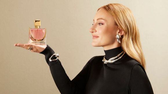 Com praliné, jasmim e baunilha: 4 perfumes que têm notas idênticas ao La Vie Est Belle e custam bem menos, segundo o ChatGPT