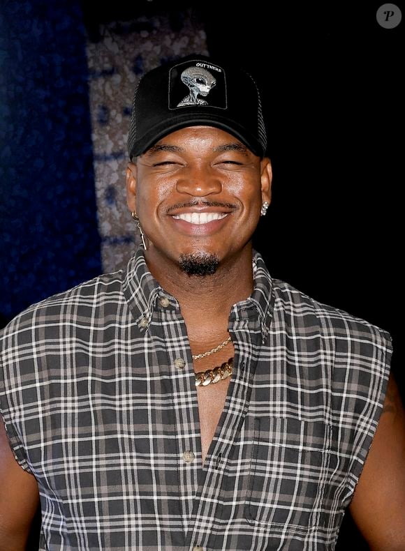 O cantor e compositor Ne-Yo completa 47 anos neste domingo (18), com uma história inusitada envolvendo Michael Jackson. Em relato reproduzido pelo portal Música no Ponto, o artista contou que desligou o telefone na cara do Rei do Pop por acreditar que a ligação era uma brincadeira. O episódio aconteceu em 2008, conforme reportagem publicada por O Globo em 10 de agosto de 2010