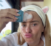 Carolina Dieckmann aplica gelo no rosto em sua rotina de skincare pela manhã