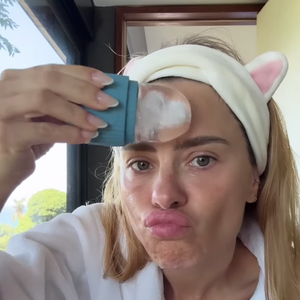 Carolina Dieckmann aplica gelo no rosto em sua rotina de skincare pela manhã
