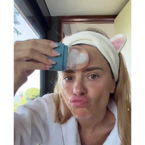 Carolina Dieckmann aplica gelo no rosto em sua rotina de skincare pela manhã