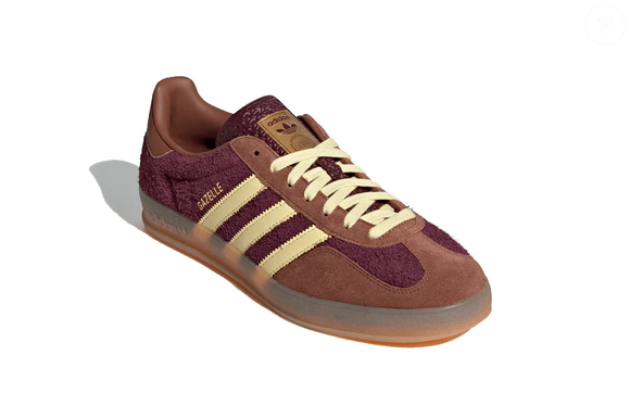 Além de combinar com calças oversized, o Adidas Gazelle Indoor Maroon Almost Yellow também funciona com vestidos, saias e bermudas, mostrando toda a sua versatilidade