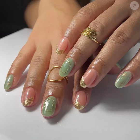 O brilho desses detalhes dourados é simplesmente incrível. Combine com adesivos sutis ou adicione uma textura nas laterais das unhas para um toque extra de glamour