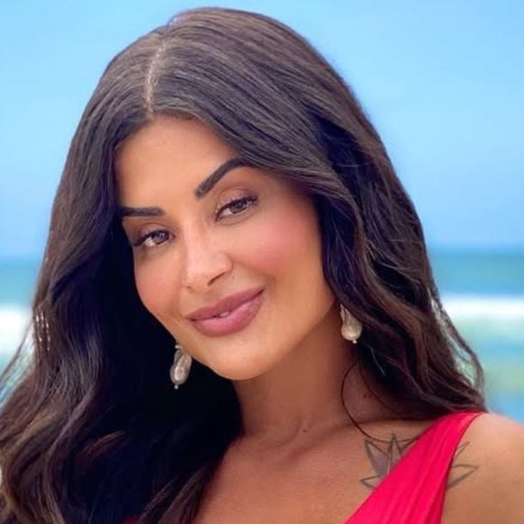 Hoje no 'BBB 26', Aline Campos foi musa de cervejaria por sete anos e rebateu críticas por roupa curta em comercial: 'Não quero que as pessoas...'