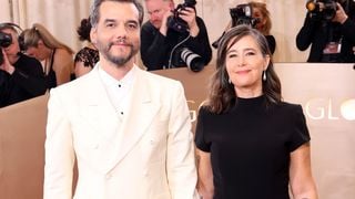 Com look discreto e elegante, esposa de Wagner Moura chama atenção ao lado do ator no ‘Globo de Ouro’. Veja fotos do casal!