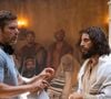 O diretor Dallas Jenkins e Jesus discutem cena na sinagoga