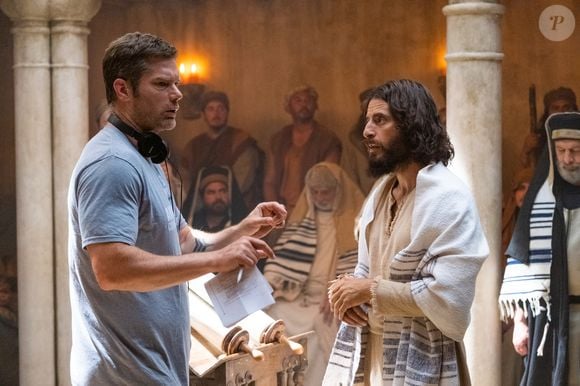 O diretor Dallas Jenkins e Jesus discutem cena na sinagoga