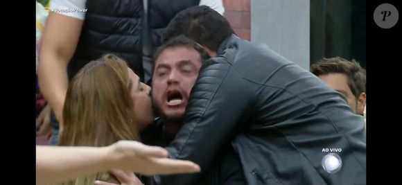 Dhomini foi detonado na web após atitude com Carol e Radamés