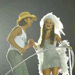 Sandy e Junior desfilaram no carro alegórico com referência ao filme ‘Grease’; cantora recebeu este nome por conta da personagem icônica de Olivia Newton-John