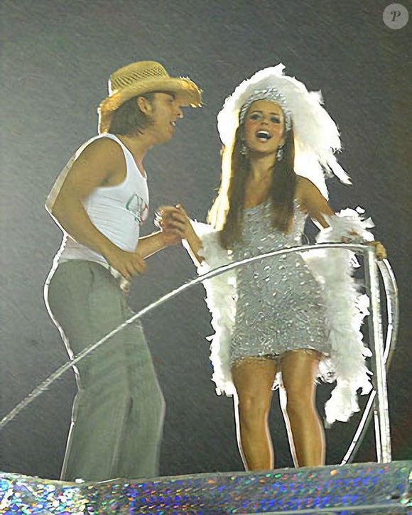 Sandy e Junior desfilaram no carro alegórico com referência ao filme ‘Grease’; cantora recebeu este nome por conta da personagem icônica de Olivia Newton-John