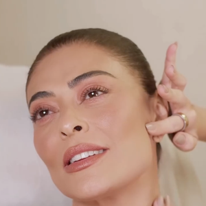 "O maior erro das mulheres 45+ ao buscar rejuvenescimento é tentar reproduzir volumes da juventude sem considerar as mudanças estruturais do envelhecimento, o que pode resultar em excesso e perda de naturalidade", diz a dermatologista