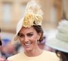 Kate Middleton surgiu deslumbrante com seu look amarelo durante a festa do jardim no Palácio de Buckingham, nesta terça-feira (20).