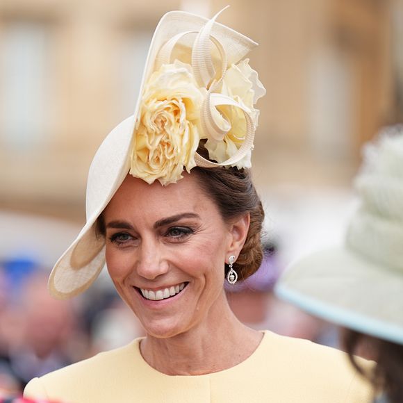 Kate Middleton surgiu deslumbrante com seu look amarelo durante a festa do jardim no Palácio de Buckingham, nesta terça-feira (20).
