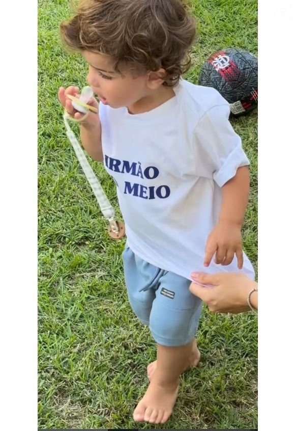 Gravidez de Sthefany Brito: atriz mostrou camisa personalizada para o filho Vicenzo, de 1 ano, ao revelar que será mãe pela 3ª vez