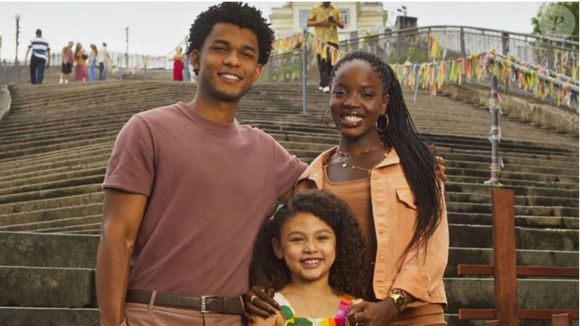 Retrato na igreja da Penha, em capítulo de 26 de maio de 2025, registra felicidade entre Leona (Clara Moneke), Samuel (Juan Paiva) e Sofia (Elis Cabral)