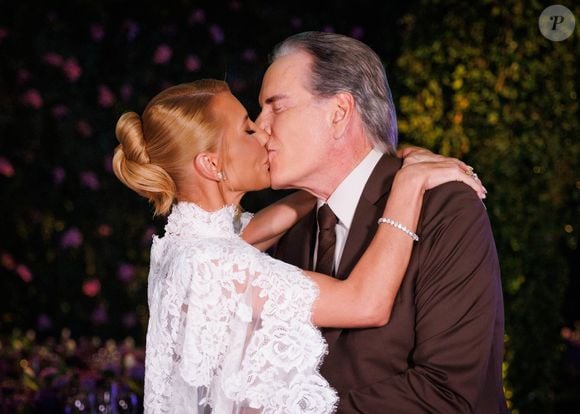 Ana Paula Siebert e Roberto Justus celebraram 10 anos de união nesta quarta-feira (30)