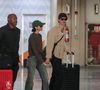 Bruna Marquezine e o namorado, Shawn Mendes, desembarcaram de mãos dadas no aeroporto do Rio
