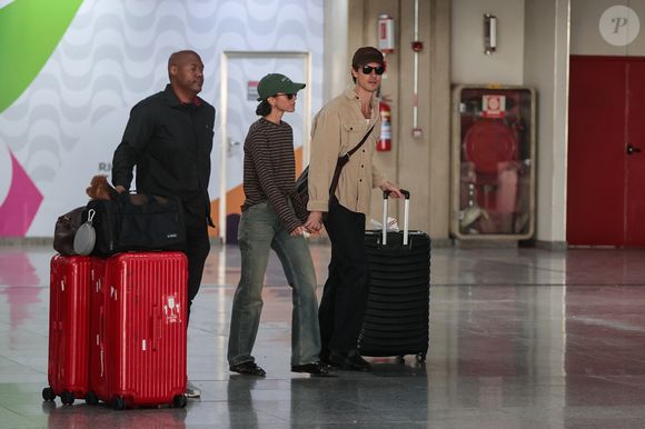 Bruna Marquezine e o namorado, Shawn Mendes, desembarcaram de mãos dadas no aeroporto do Rio