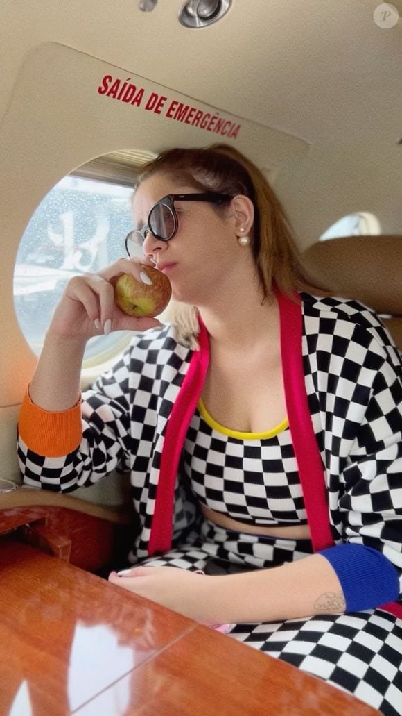 Marília Mendonça aparece com o conjunto quadriculado que ficou famoso após aparecer no último vídeo da cantora no Instagram