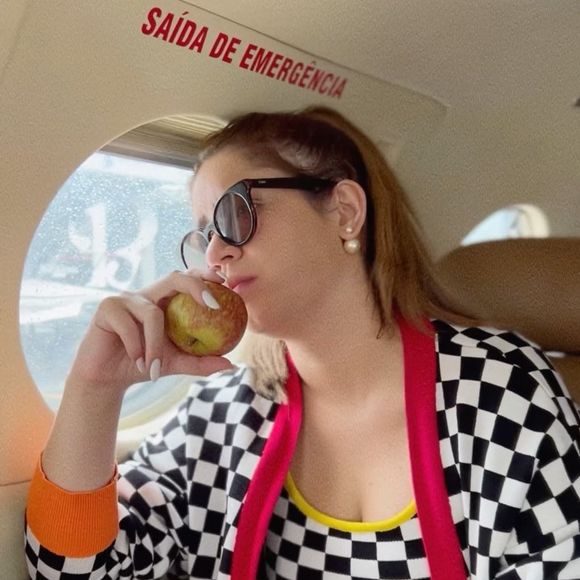 Marília Mendonça aparece com o conjunto quadriculado que ficou famoso após aparecer no último vídeo da cantora no Instagram