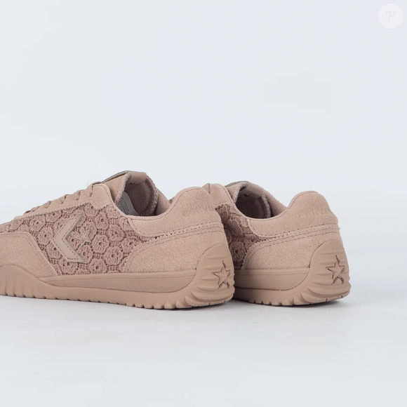 Inspirado no universo esportivo, mas com perfume fashion, novo Converse de crochê floral mistura conforto, sofisticação e um tom neutro fácil de combinar