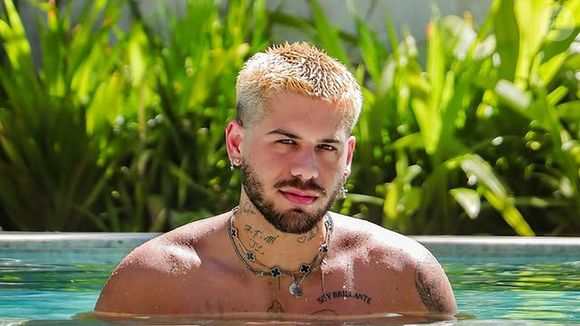 Zé Felipe mostrou o corpo em uma foto sexy e deu o que falar na web