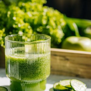 Alguns dos benefícios do suco verde são melhora qualidade de pele, cabelo e unha, melhora da digestão intestinal e fortalecimento do sistema imunológico