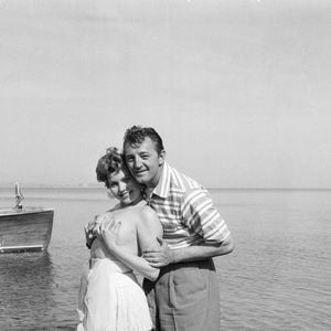 Em um dos primeiros escândalos do festival, a atriz Simone Silva posou topless ao lado de Robert Mitchum durante uma sessão de fotos