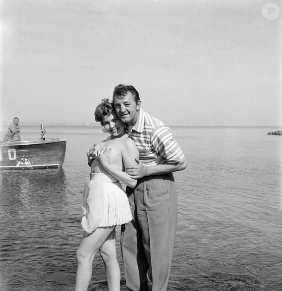 Em um dos primeiros escândalos do festival, a atriz Simone Silva posou topless ao lado de Robert Mitchum durante uma sessão de fotos