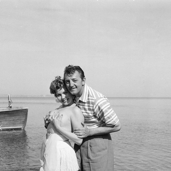 Em um dos primeiros escândalos do festival, a atriz Simone Silva posou topless ao lado de Robert Mitchum durante uma sessão de fotos