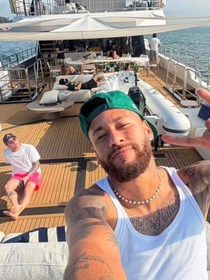 Após confusão no vestiário e provocações em jogo do Santos, Neymar 'cutuca' presidente do Remo em iate com a família: 'Vagabundiando'