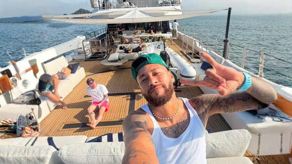 Após confusão no vestiário e provocações em jogo do Santos, Neymar 'cutuca' presidente do Remo em iate com a família: 'Vagabundiando'
