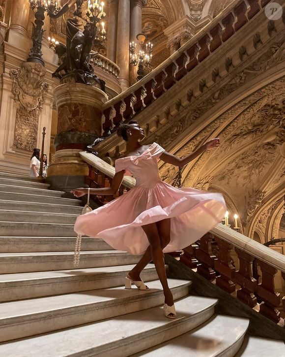 A estética Balletcore também pode aparecer em produções com vestidos midi fluidos, saias plissadas e tons pastel. Para quem prefere combinações menos óbvias, jaquetas de couro oversized e minissaias de pregas ajudam a contrastar a delicadeza das sapatilhas com referências grunge e urbanas